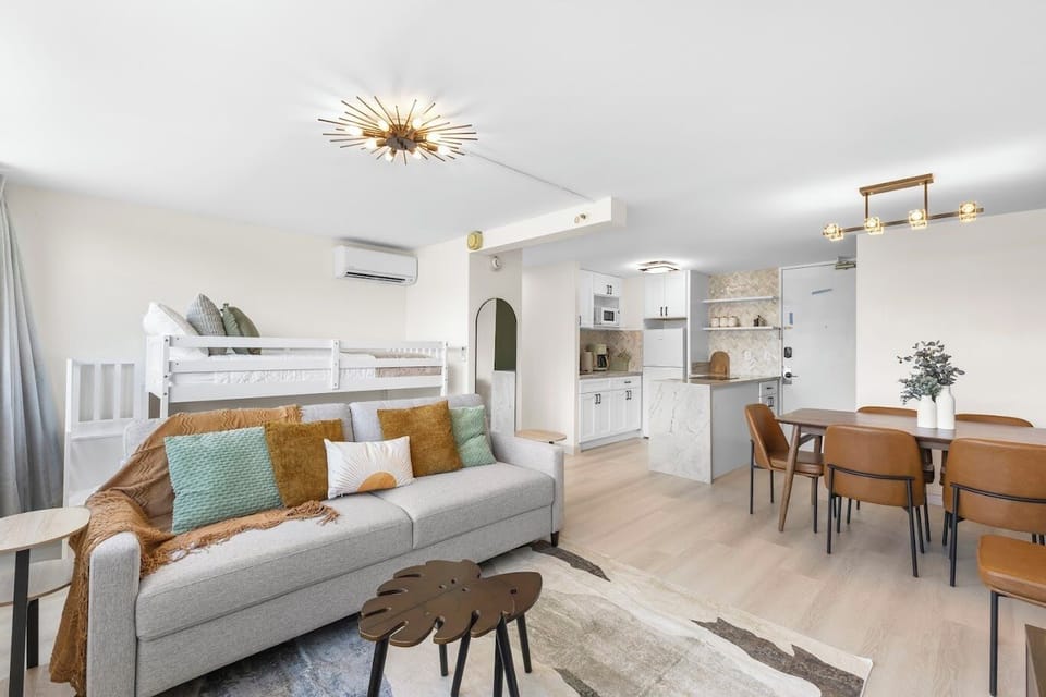 Open studio with stylish décor and a fully equipped kitchen