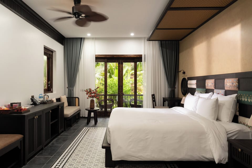 Premier Double Room, 1 King Bed, Non Smoking, Garden View | In-room safe, desk, soundproofing, iron/ironing board