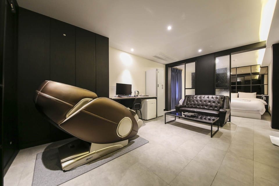 Suite | Individually decorated, individually furnished, desk, soundproofing