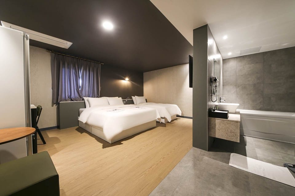 Deluxe Twin Room | Individually decorated, individually furnished, desk, soundproofing