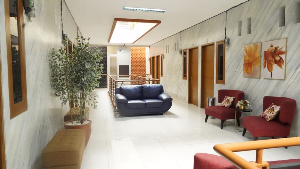 Deluxe Double Room, Garden View | Living area
