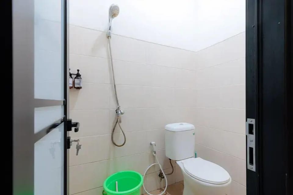 Deluxe Double Room, Garden View | Bathroom | Free toiletries, towels, soap, shampoo