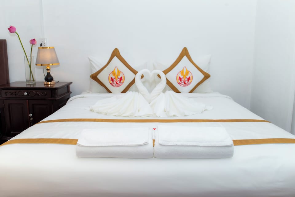 Premium bedding, minibar, desk, blackout drapes
