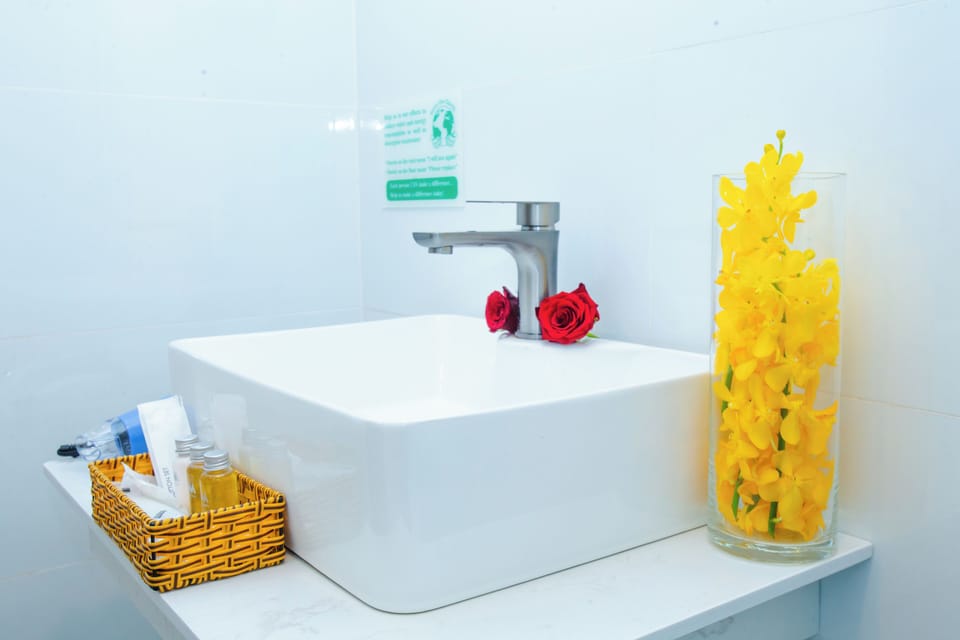 Shower, rainfall showerhead, free toiletries, hair dryer