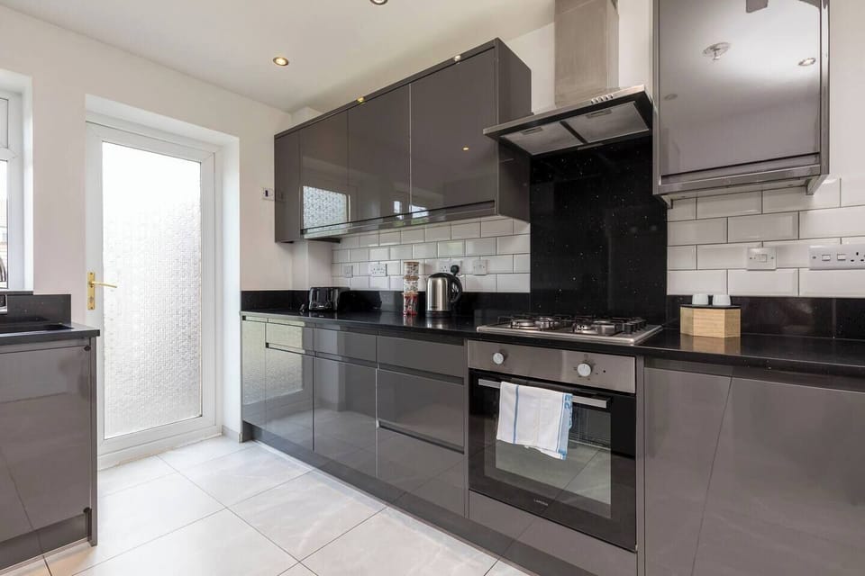 Spacious fully equipped kitchen (3)