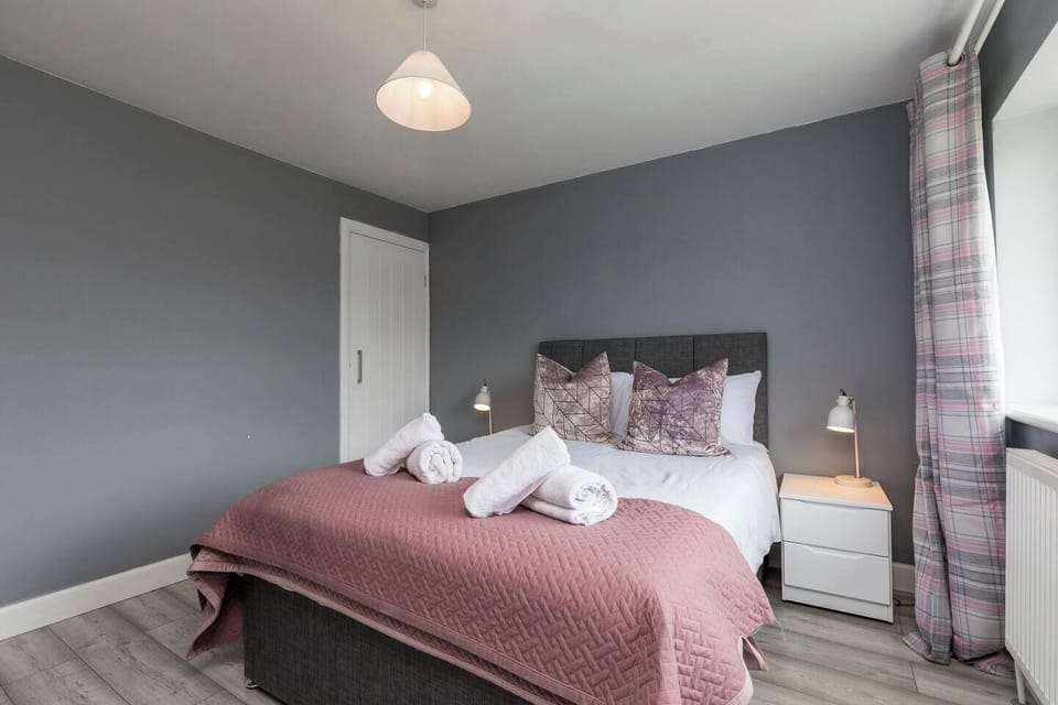 Spacious main bedroom with double bed (4)