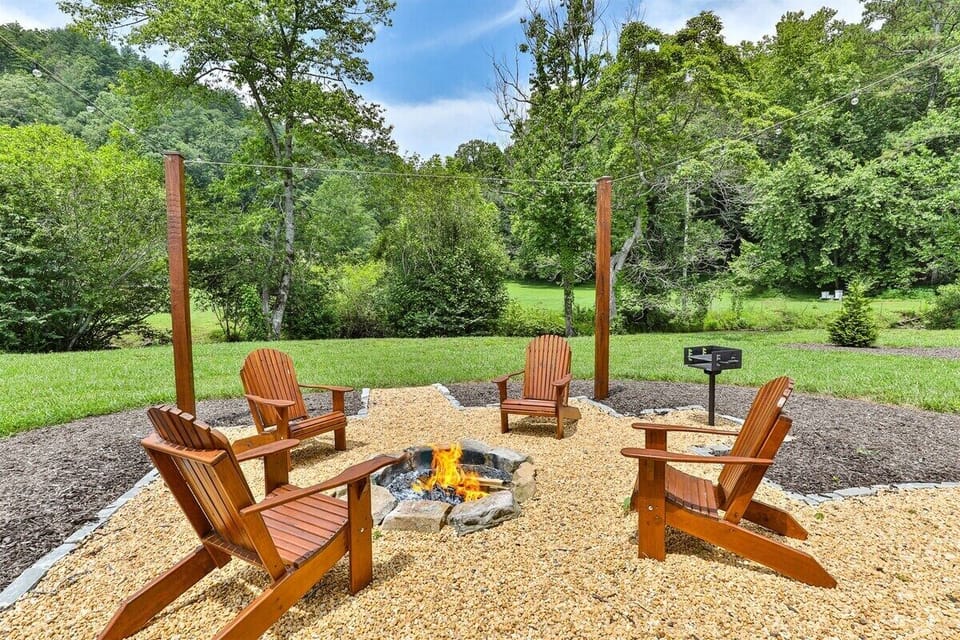Creekside Firepit With Charcoal Grill