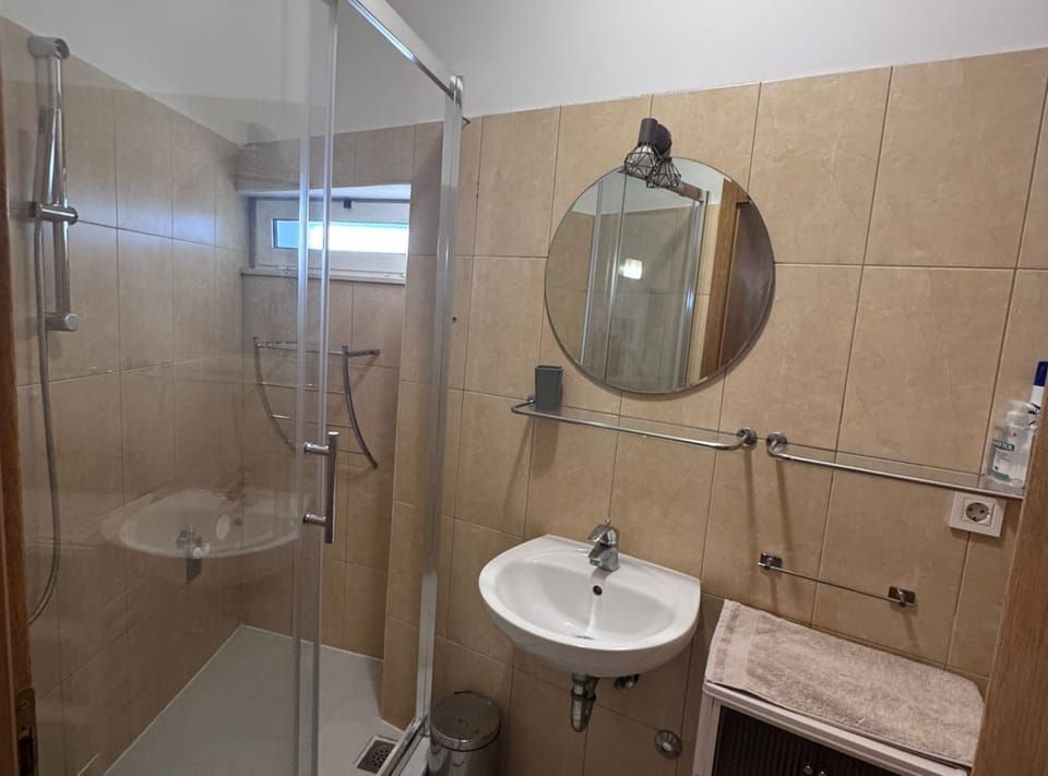 Apartment (Three Bedroom Apartment) | Bathroom | Shower, towels