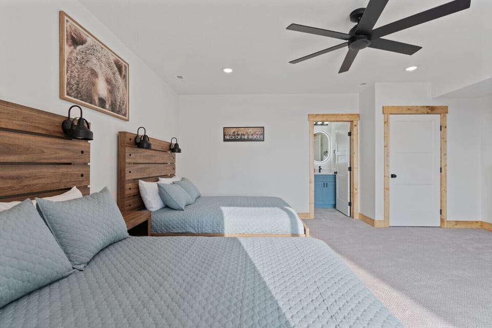 Bedroom 2 - 2 Queen Beds