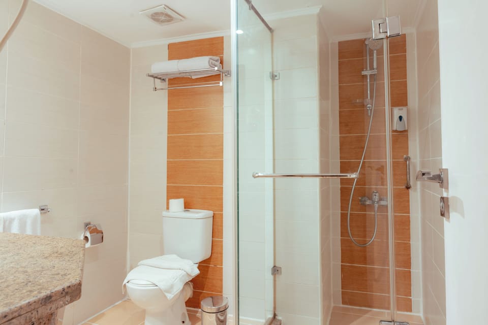 Basic Double or Twin Room, Balcony, Pool View | Bathroom
