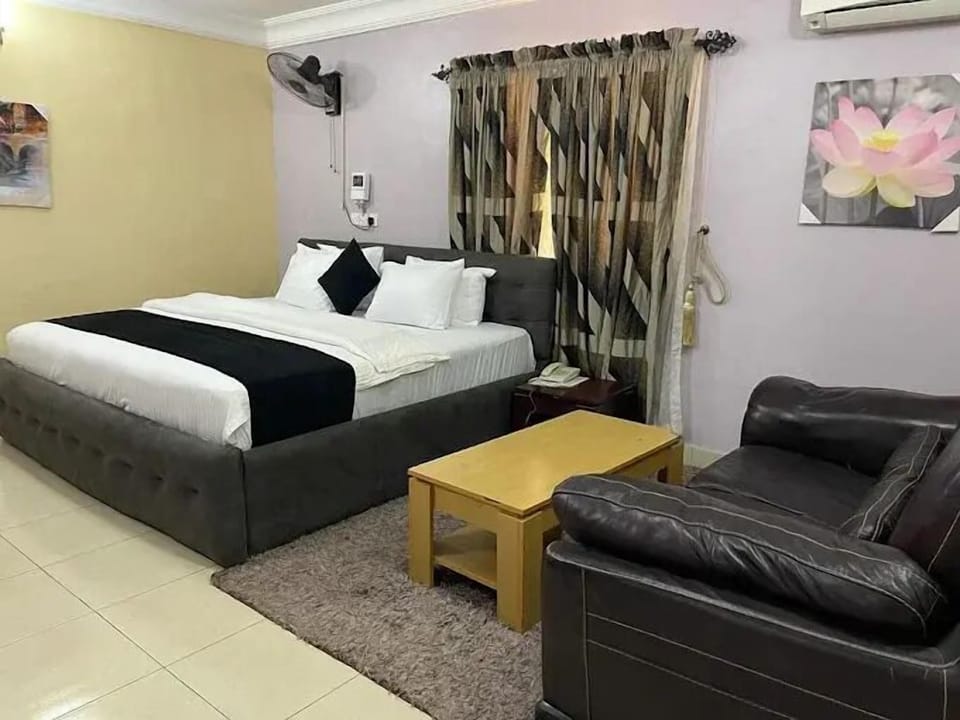 Comfort Room, Balcony, City View | Desk, laptop workspace, soundproofing, free WiFi