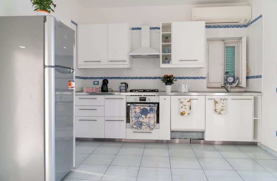 Comfort House, Bay View | Private kitchen | Fridge, microwave, oven, stovetop