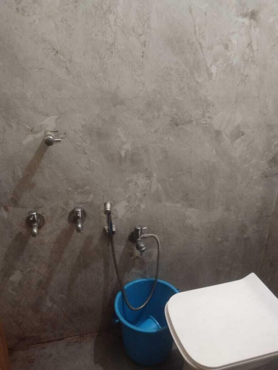 Shower, free toiletries, soap