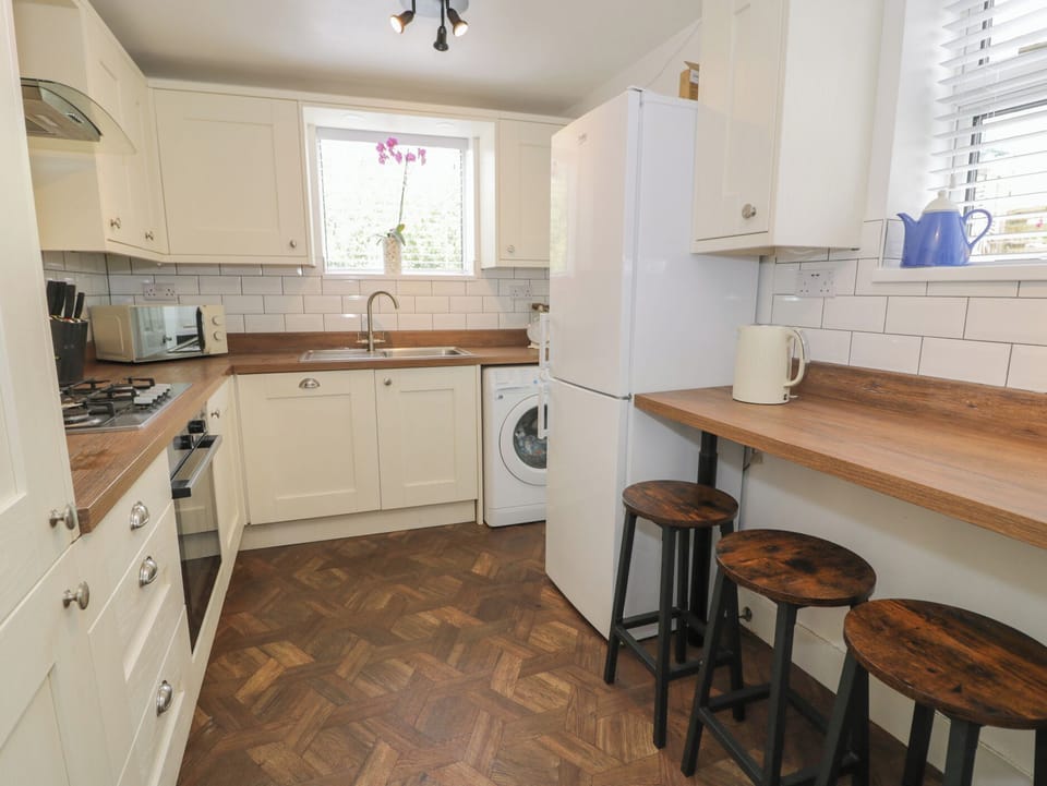 Cottage | Private kitchen | Fridge, microwave, dishwasher, toaster
