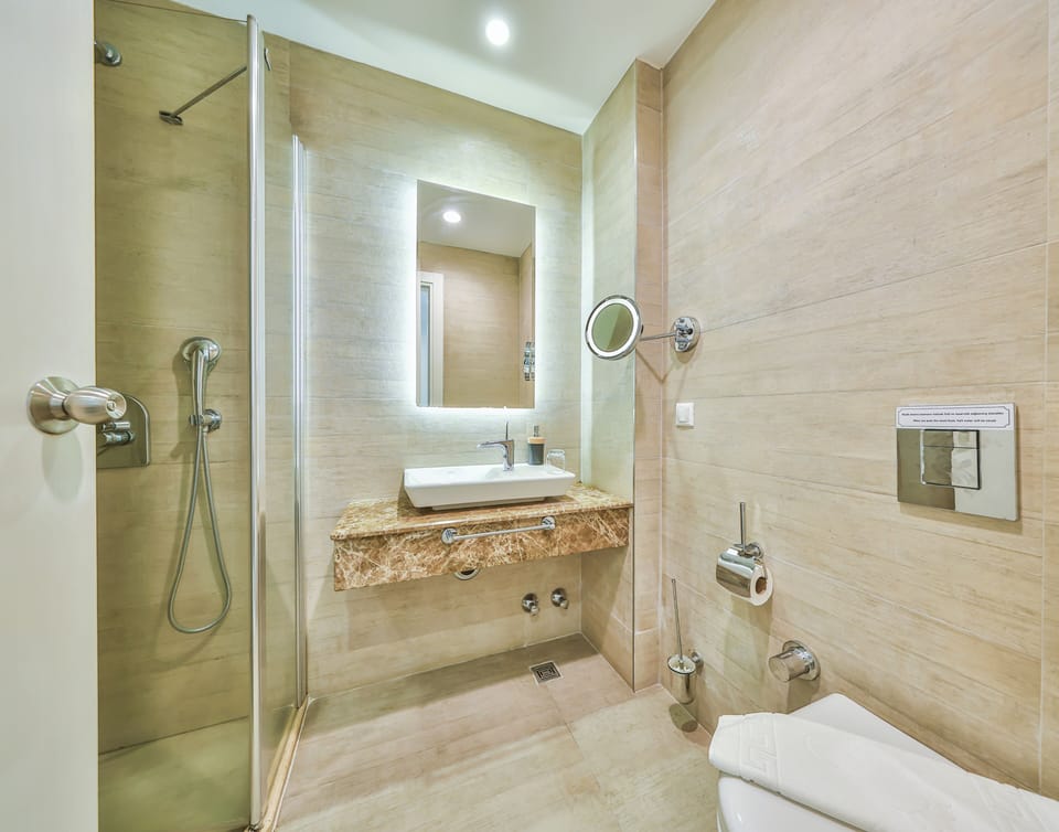 Standard Triple Room | Bathroom | Shower, hair dryer, towels