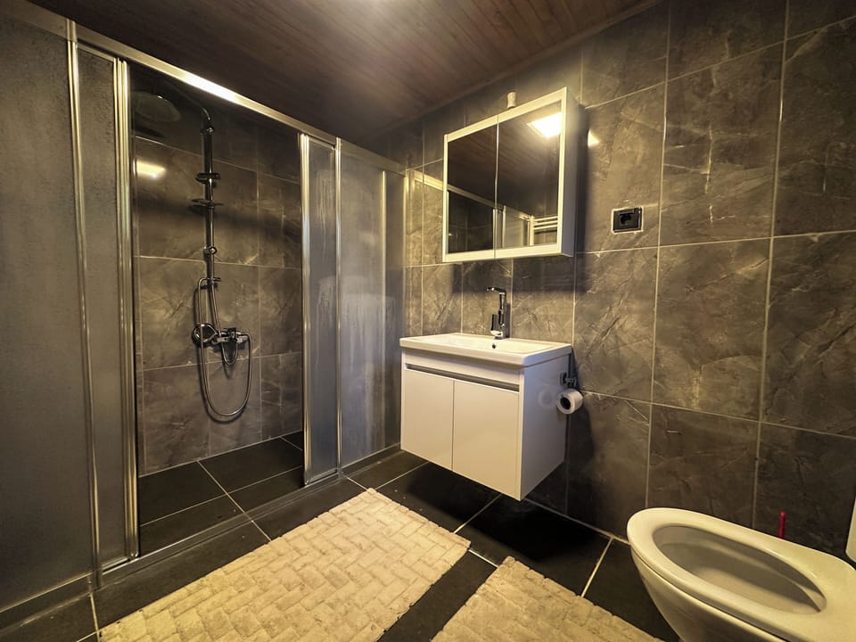 Deluxe Room, City View | Bathroom | Shower, hair dryer, bathrobes, towels