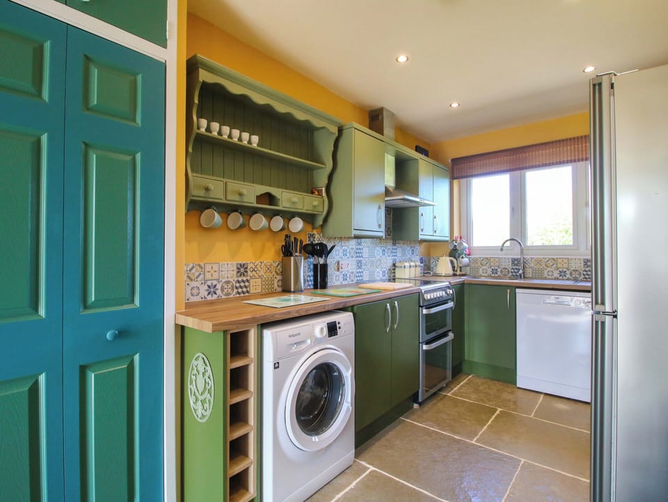 Cottage | Private kitchen | Fridge, microwave, dishwasher, toaster