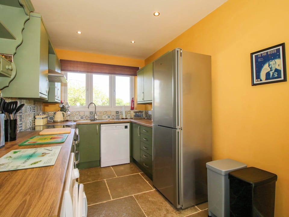Cottage | Private kitchen | Fridge, microwave, dishwasher, toaster