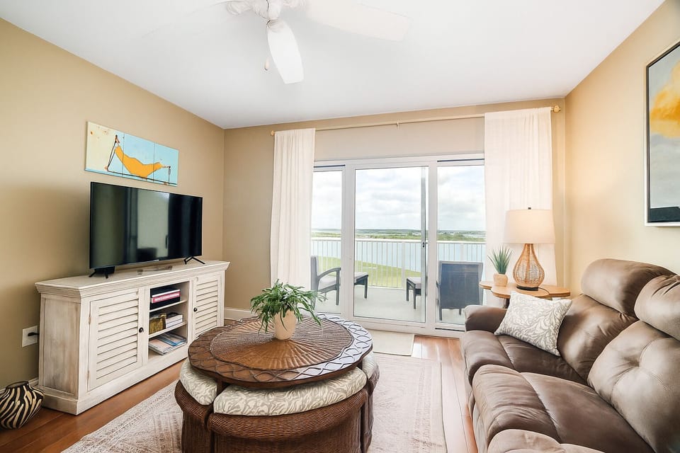 Livingroom - balcony access, smart TV & comfortable, stylish seating.