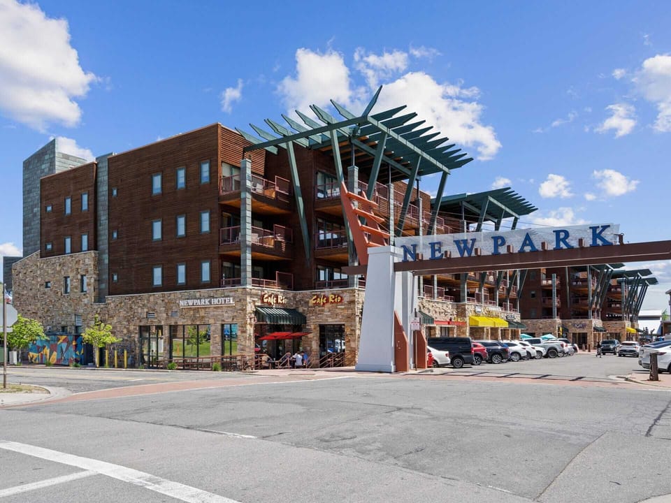 Exterior / Shopping / Dining