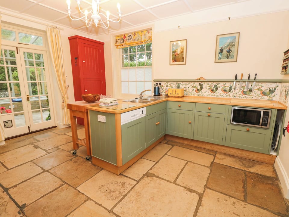 Dishwasher, cookware/dishes/utensils