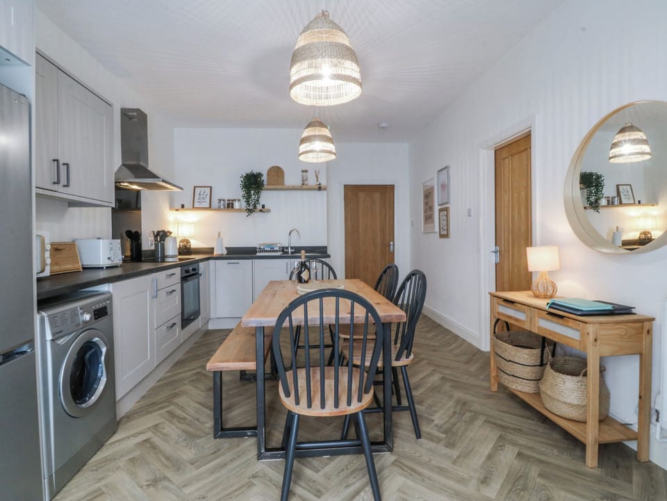 Cottage | Private kitchen | Dishwasher, cookware/dishes/utensils