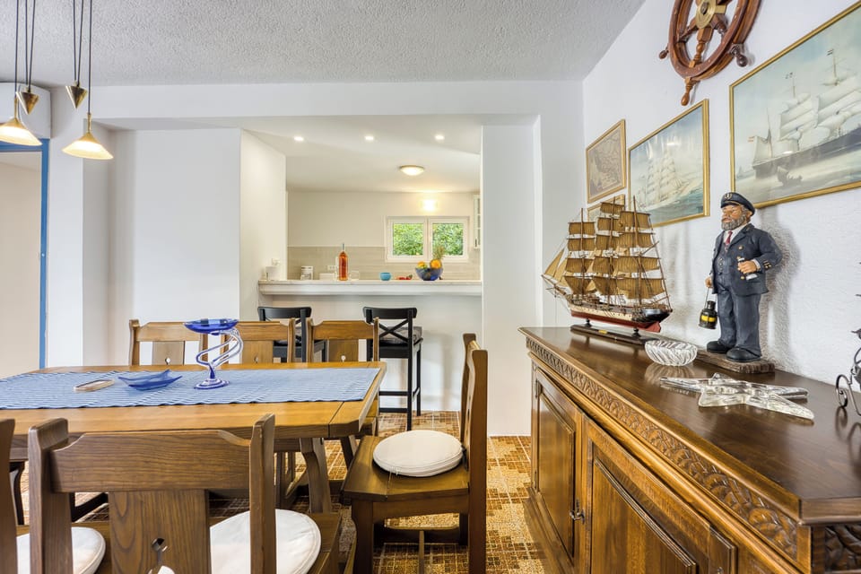 Standard House, 4 Bedrooms, 2 Bathrooms (Captain's House - Sv. Jakov /w) | Dining