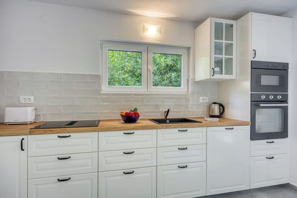 Standard House, 4 Bedrooms, 2 Bathrooms (Captain's House - Sv. Jakov /w) | Private kitchen
