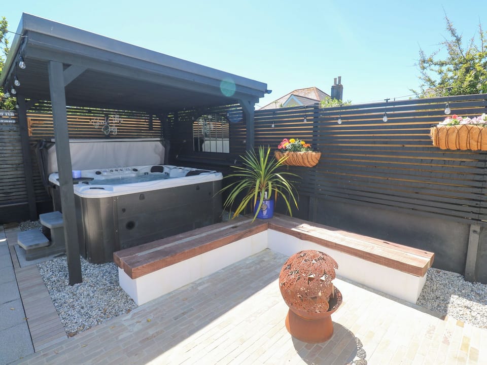 Cottage | Outdoor spa tub