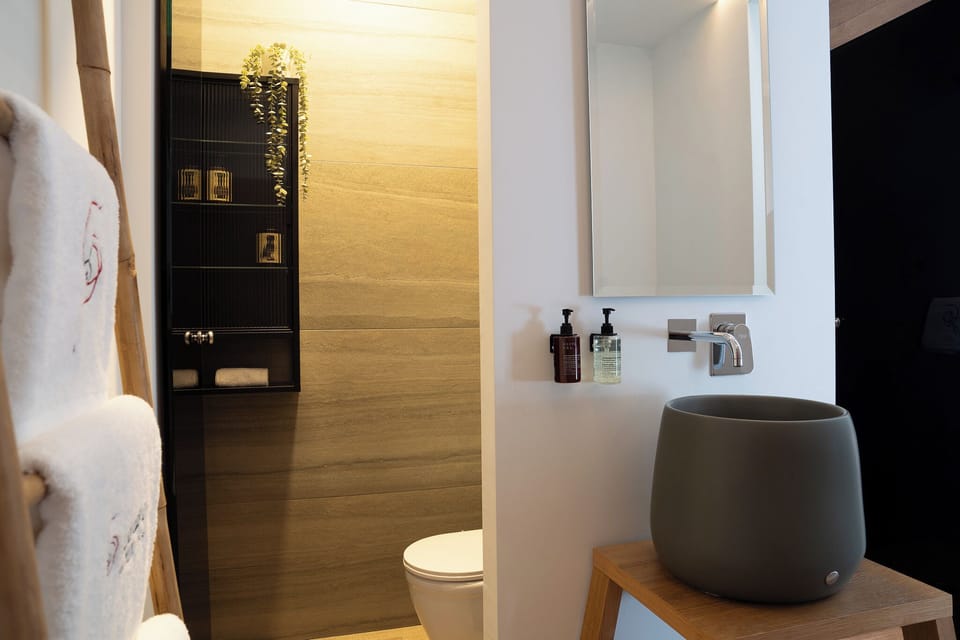 Comfort Studio, City View | Bathroom | Shower, rainfall showerhead, designer toiletries, hair dryer