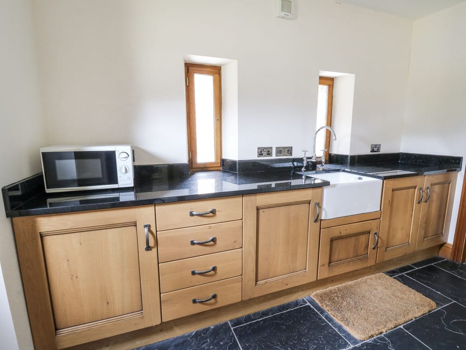 Cottage | Private kitchen | Fridge, dishwasher, cookware/dishes/utensils