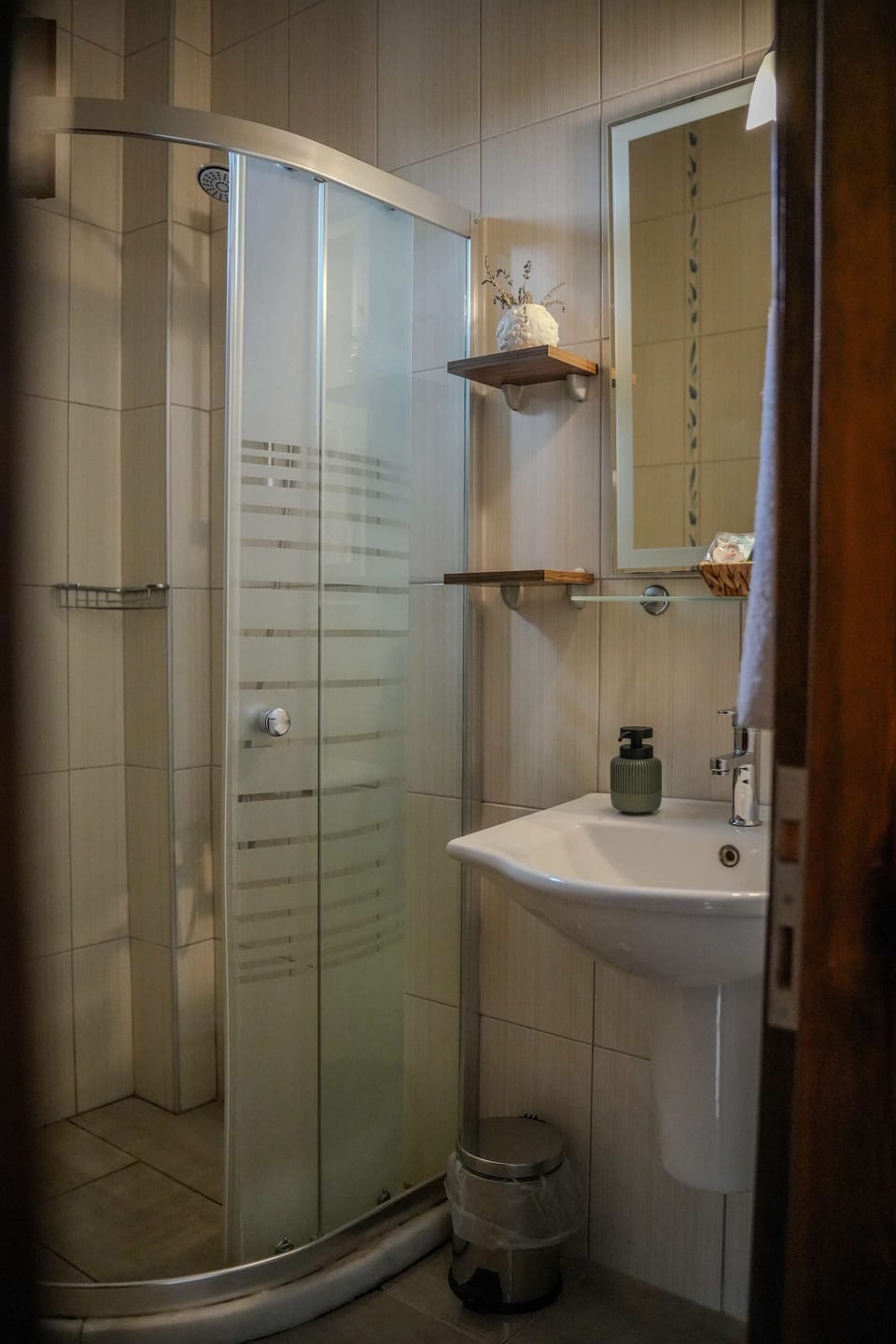 Standard Triple Room | Bathroom | Shower, free toiletries, hair dryer, slippers