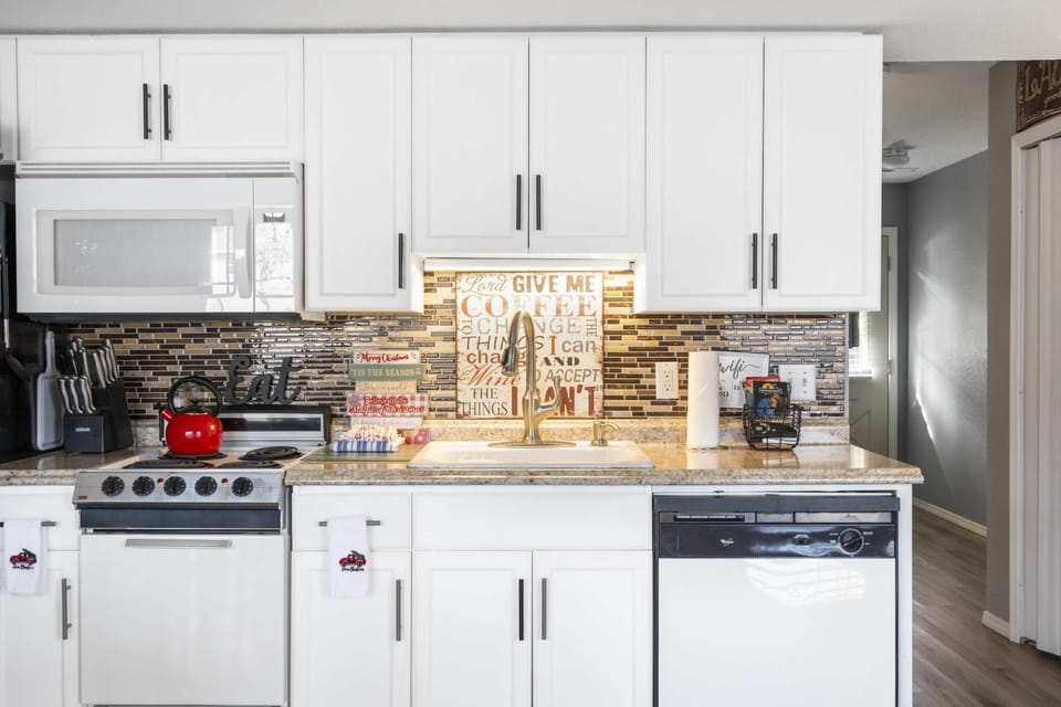 Condo, 1 Queen Bed with Sofa bed, Patio, Golf View (Fisherman's Lure) | Private kitchen | Fridge, microwave, oven, stovetop