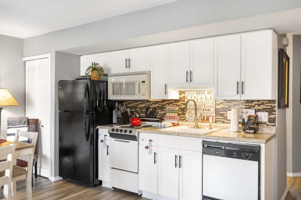 Condo, 1 Queen Bed with Sofa bed, Patio, Golf View (Fisherman's Lure) | Private kitchen | Fridge, microwave, oven, stovetop