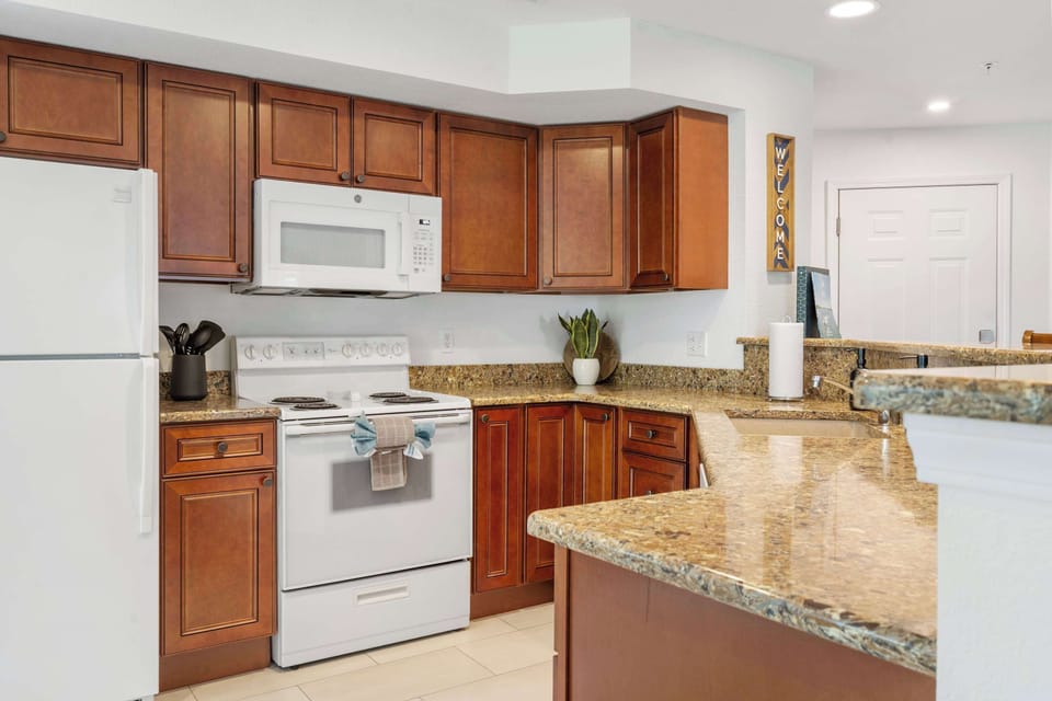 Condo, Multiple Beds, Balcony (Lake It Easy) | Private kitchen | Fridge, microwave, oven, stovetop