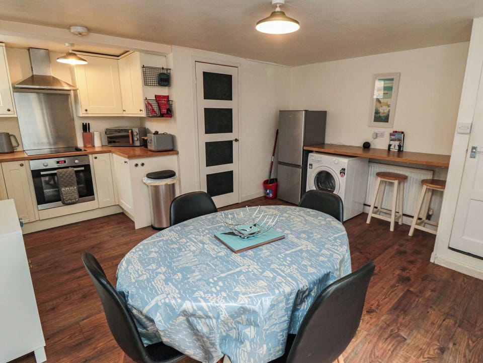 Fridge, microwave, dishwasher, toaster