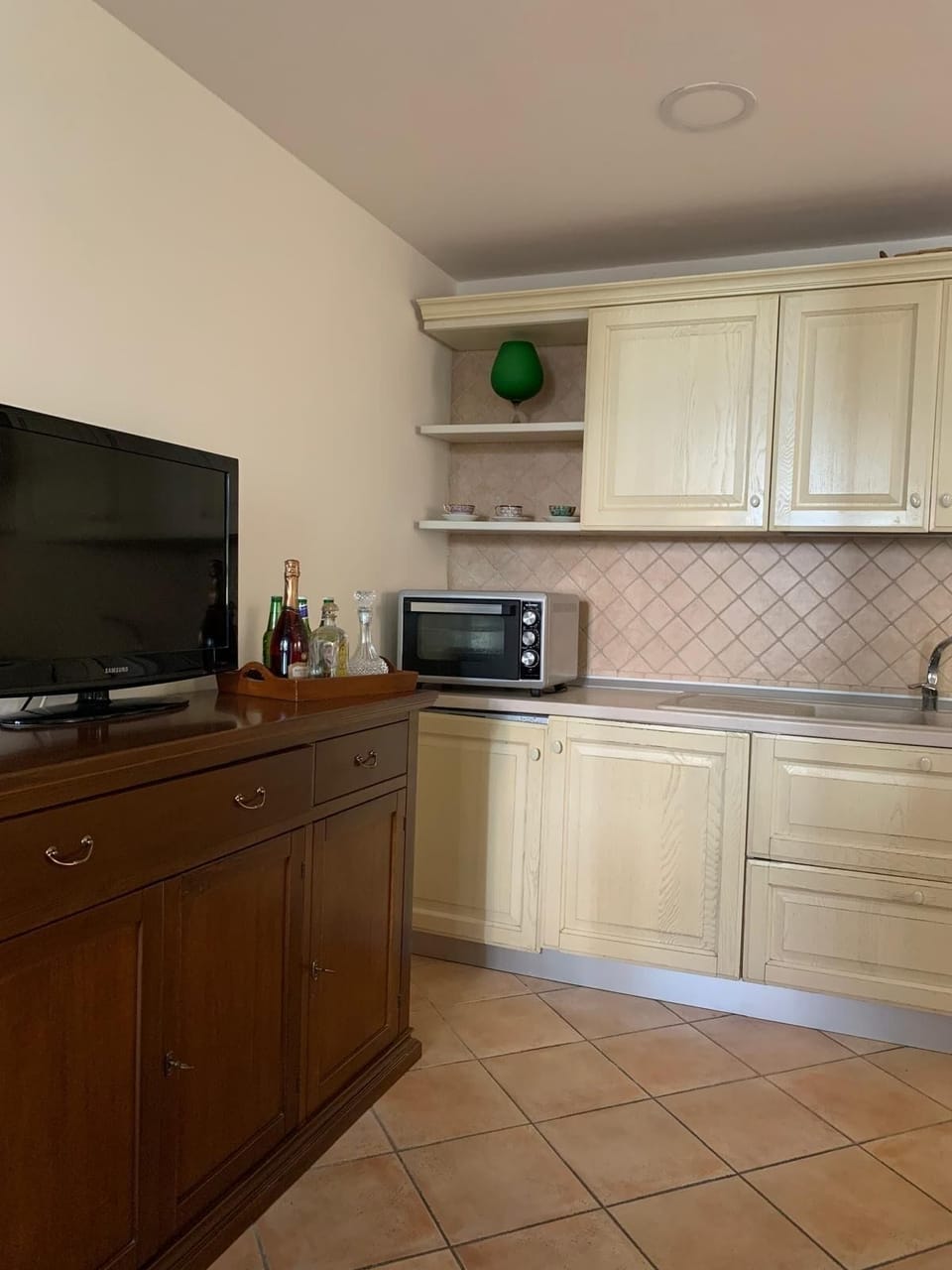 Traditional House | Private kitchen | Fridge, microwave, stovetop, espresso maker