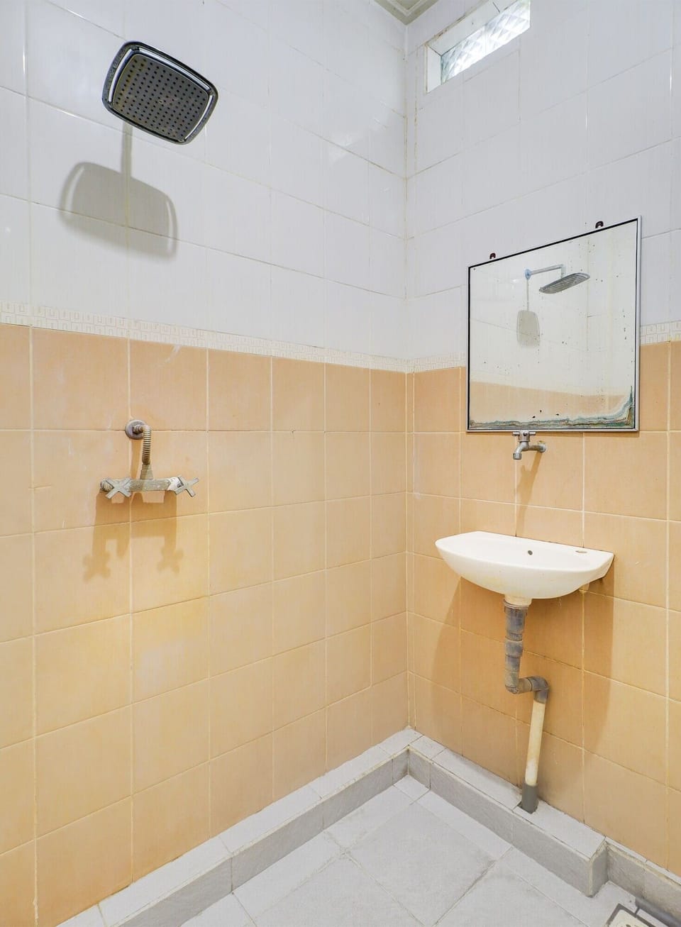 Shower, rainfall showerhead, free toiletries, bidet