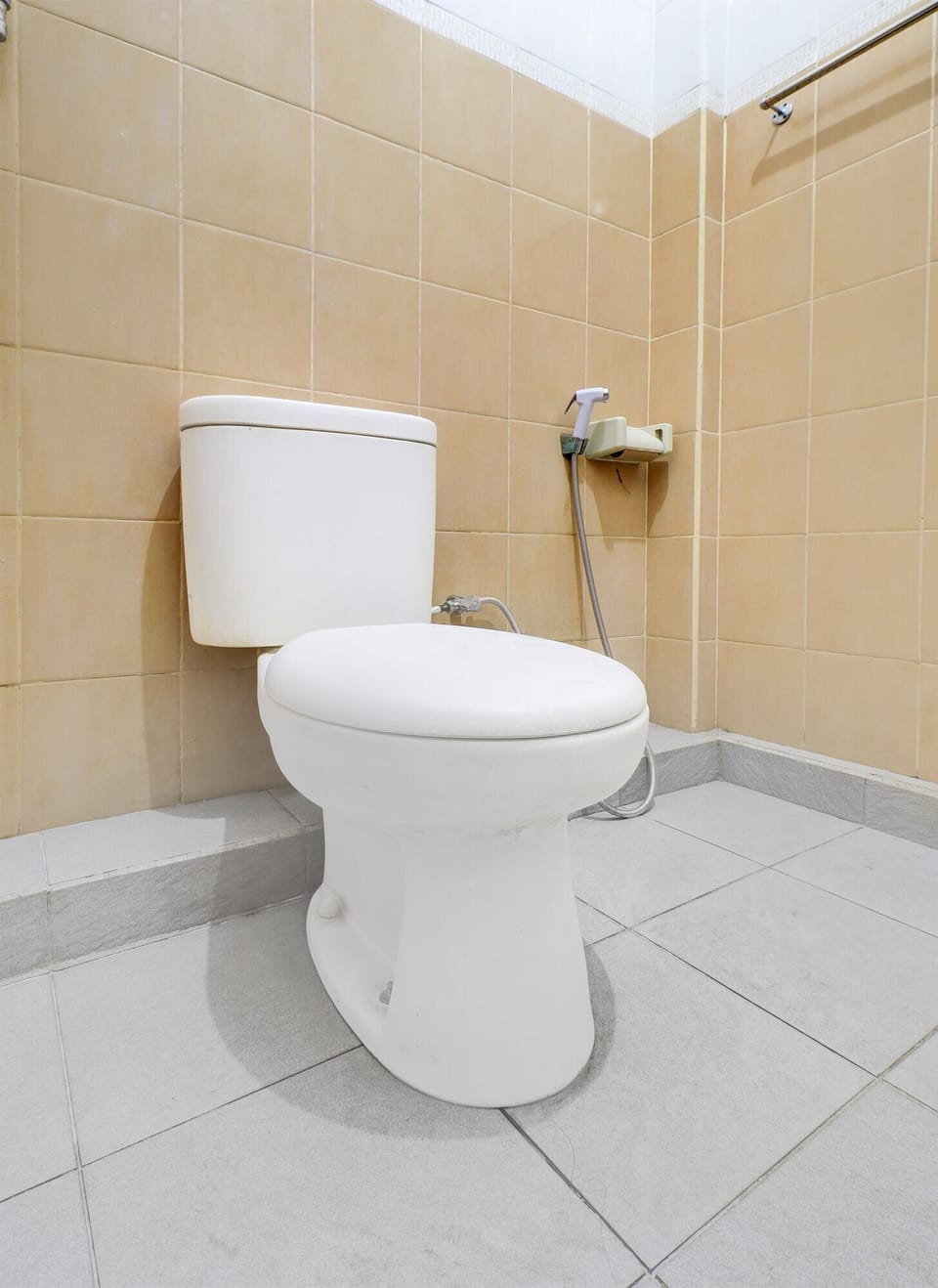 Shower, rainfall showerhead, free toiletries, bidet