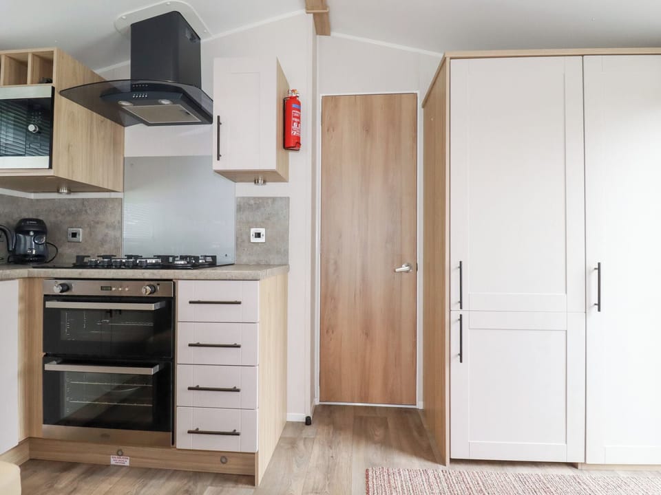 Cottage | Private kitchen | Fridge, microwave, toaster, cookware/dishes/utensils