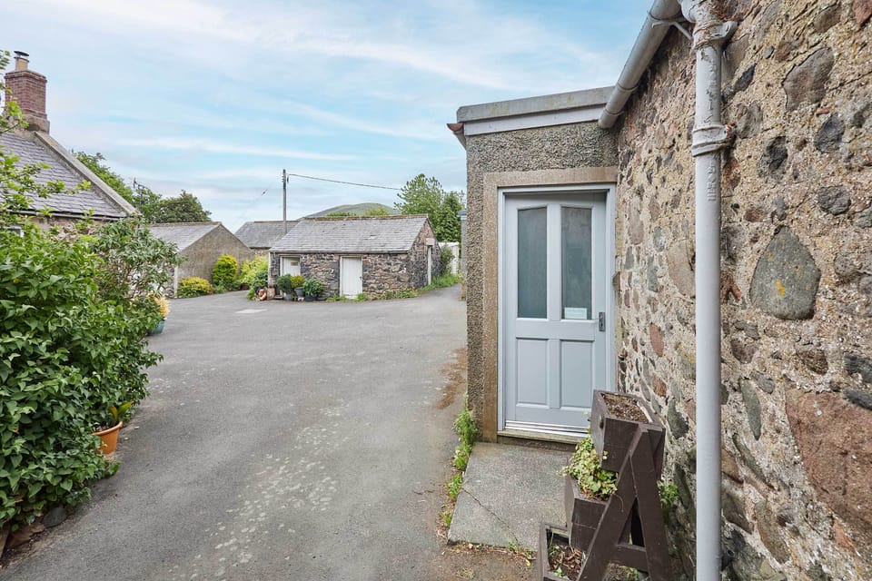 Bell Cottage, Kirknewton - Host & Stay