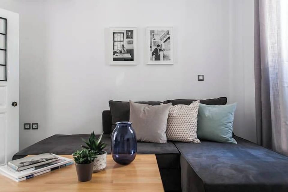 Open-Plan Living Area with Comfortable Seating

