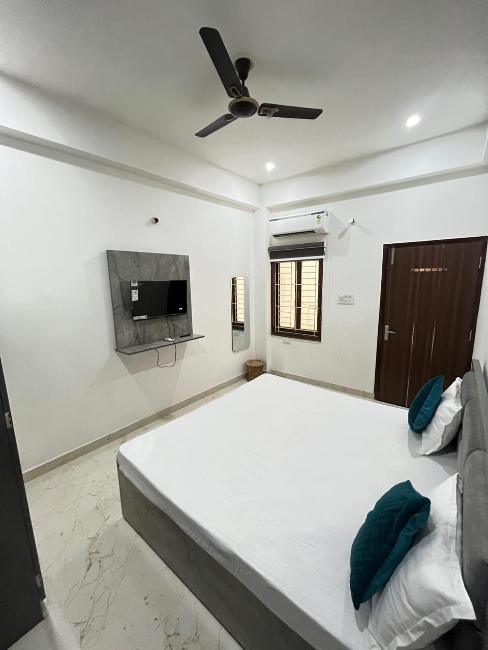 Deluxe Double Room, Balcony, City View | Bathroom | Slippers, towels, soap, shampoo