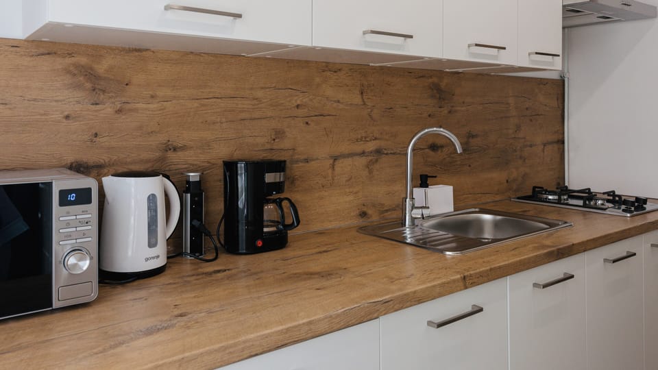Apartment (22) | Private kitchen | Fridge, stovetop, electric kettle, cookware/dishes/utensils