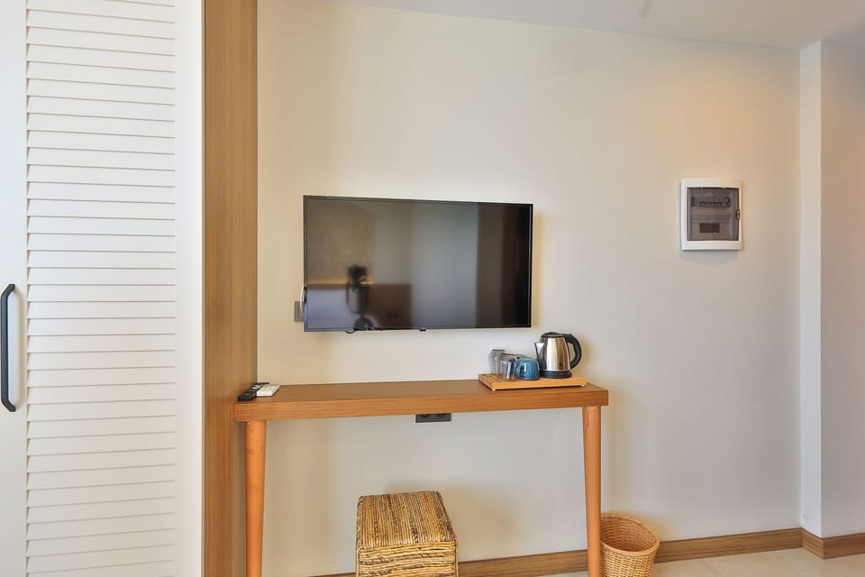 Standard Double Room, Sea View | Living area | 43-inch Smart TV with cable channels