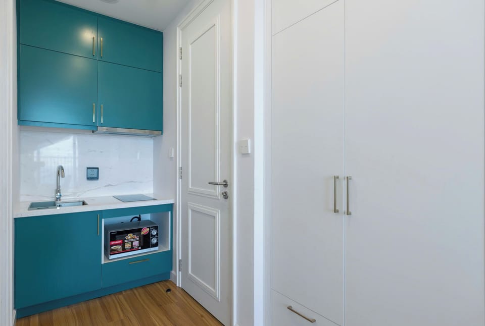 Deluxe Apartment, Balcony, Ocean View | Private kitchen | Fridge, microwave, stovetop, coffee/tea maker