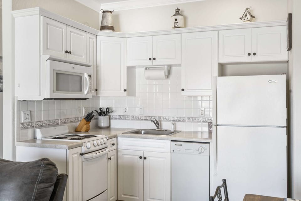 Condo, 1 King Bed with Sofa bed, Balcony, Garden View (Sweet Serenity) | Private kitchen | Fridge, microwave, oven, stovetop