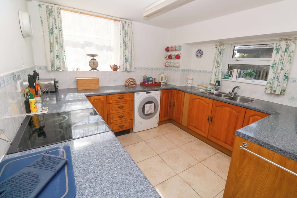 Cottage | Private kitchen | Fridge, microwave, cookware/dishes/utensils