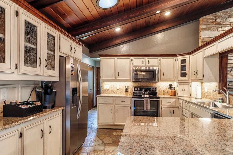 The fully stocked kitchen features stainless steel appliances, a coffee bar, and all the cookware and utensils you need to prepare meals with ease. Perfect for family dinners or quick snacks between waterfront adventures.