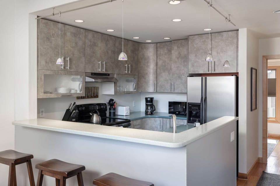 Kitchen - Additional breakfast bar seating for 3